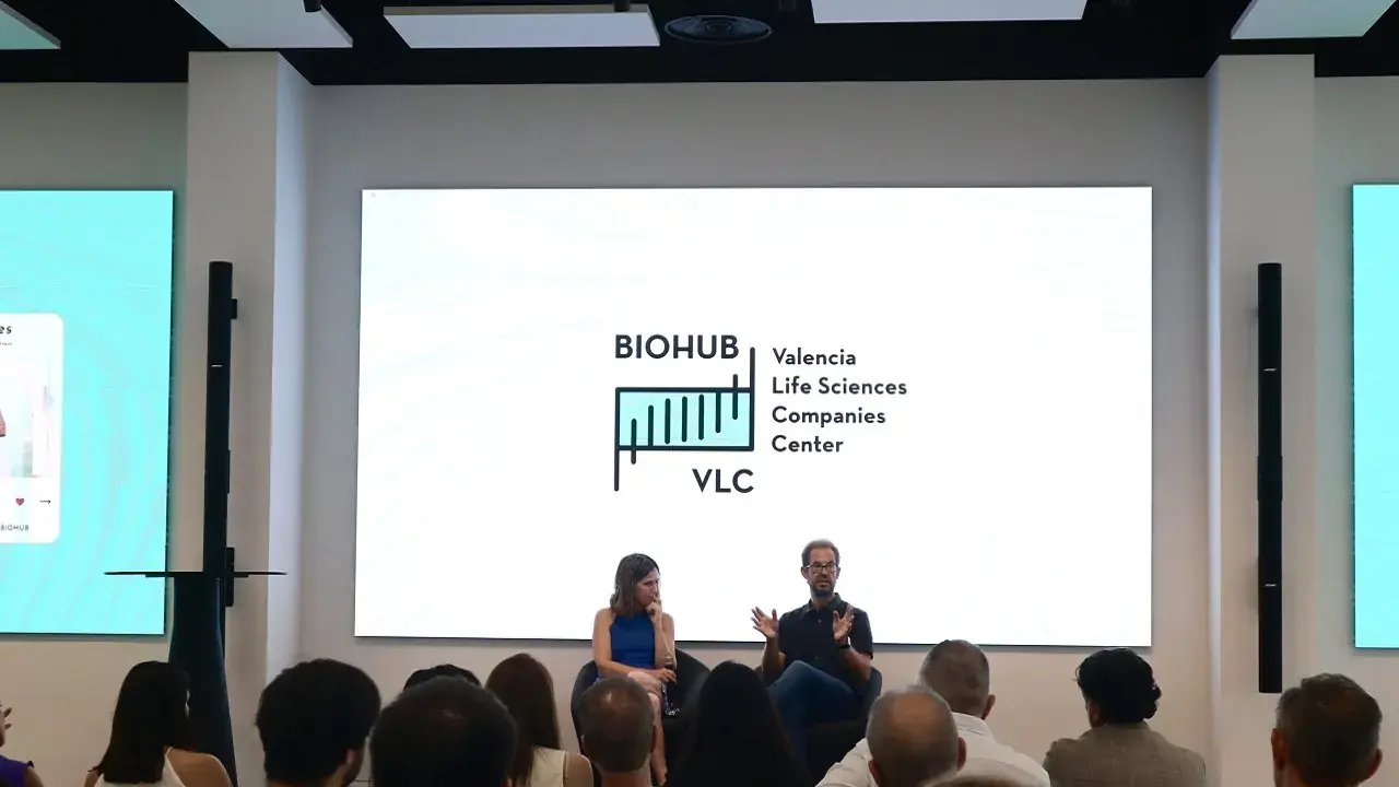 Grupo de personas conversando y haciendo networking en un evento.